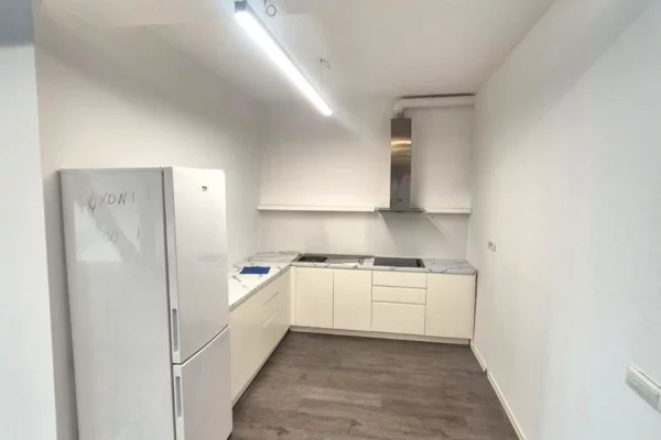 🏢 Ambient Zyre me Qira – Kika 2 📍 Komuna e Parisit
