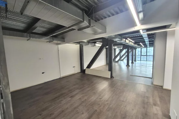 🏢 Ambient Zyre me Qira – Kika 2 📍 Komuna e Parisit