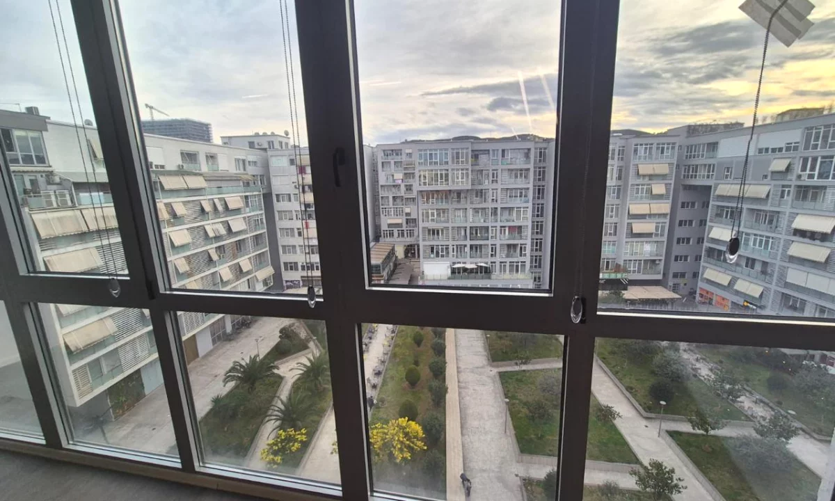 🏢 Ambient Zyre me Qira – Kika 2 📍 Komuna e Parisit