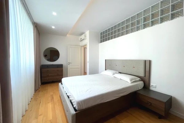 Shtepi me qera Apartament ne Tirane, 3+1, Mobilimi E mobiluar, Pagesa 2,500  Euro.