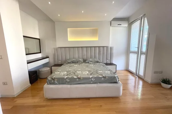 Shtepi me qera Apartament ne Tirane, 3+1, Mobilimi E mobiluar, Pagesa 2,500  Euro.