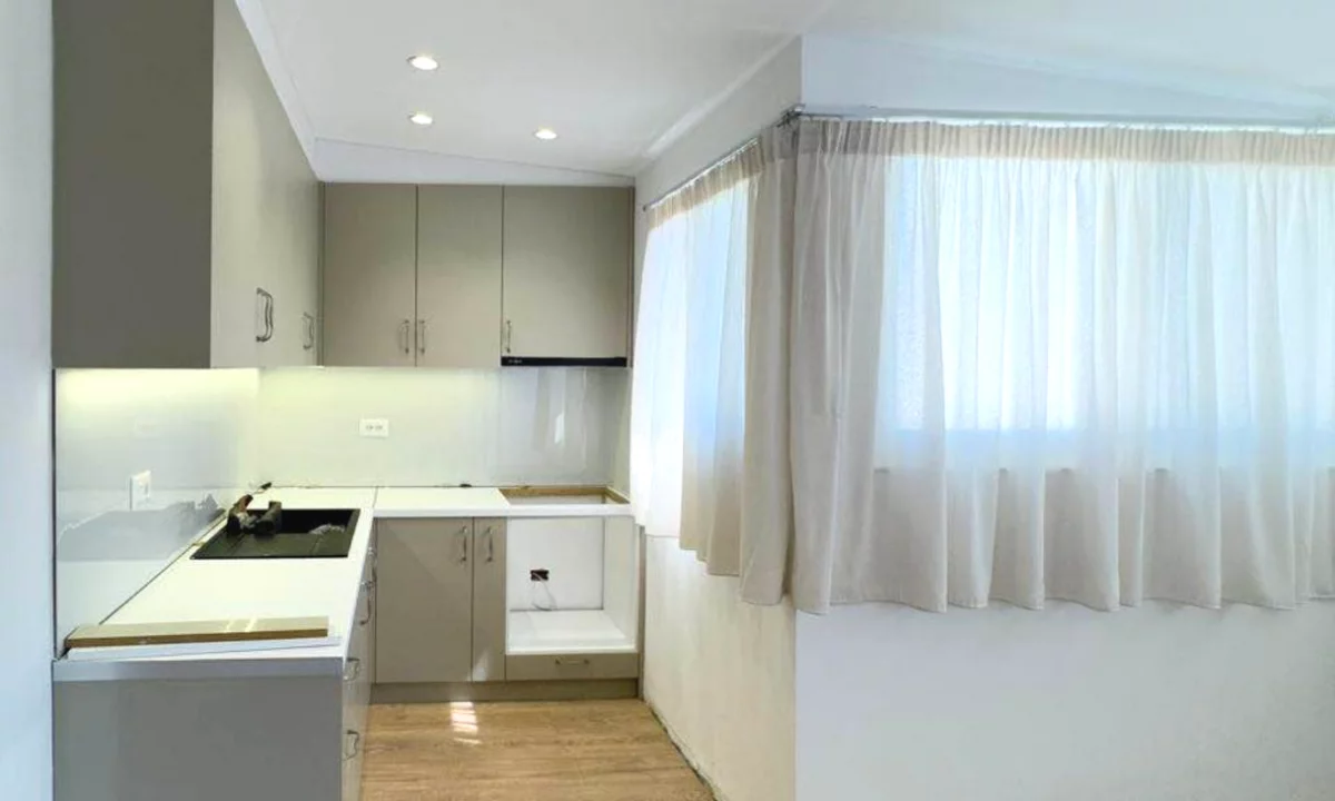 Shtepi ne shitje Apartament ne Tirane, 1+1, Mobilimi Pjeserisht e mobiluar, Pagesa 112,500  Euro.