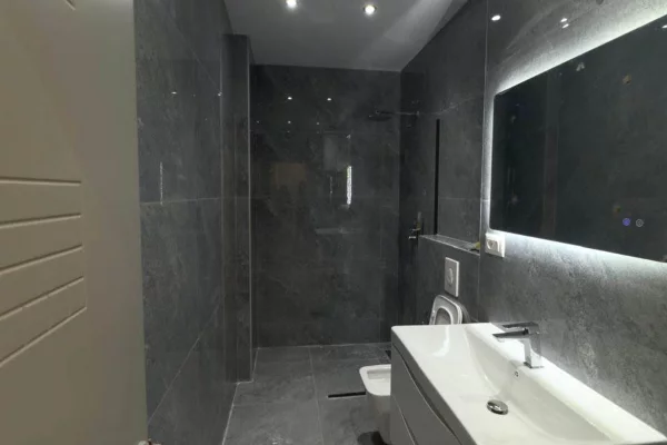 Shtepi ne shitje Apartament ne Tirane, 1+1, Mobilimi Pjeserisht e mobiluar, Pagesa 112,500  Euro.