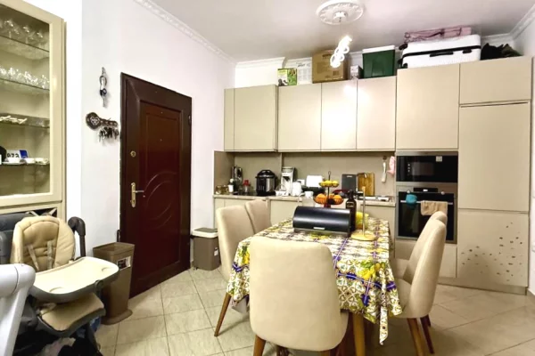 Shtepi ne shitje Apartament ne Tirane, 1+1, Mobilimi E mobiluar, Pagesa 97,000  Euro.
