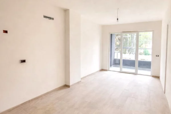 Shtepi ne shitje Apartament ne Durres, 1+1, Mobilimi Bosh, pa mobiluar, Pagesa 140,000  Euro.