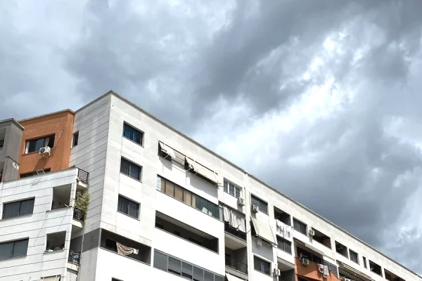 Shtepi ne shitje Apartament ne Tirane, 2+1, Mobilimi Bosh, pa mobiluar, Pagesa 172,800  Euro.