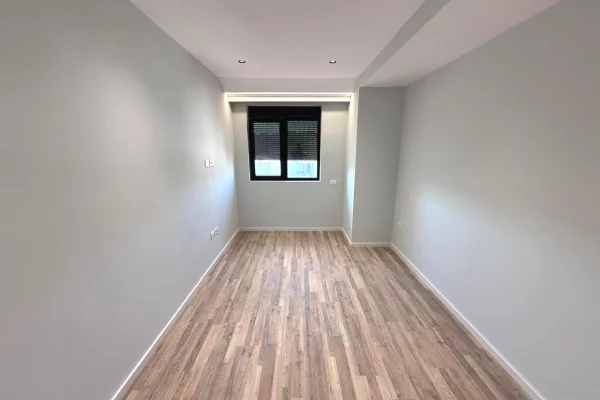 Ambient biznesi me qera 3+1 ne Tirane - 1,300 Euro