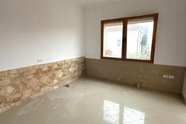 Shtepi ne shitje Vila Luksoze ne Tirane, 7+1, Mobilimi Bosh, pa mobiluar, Pagesa 547,000  Euro.