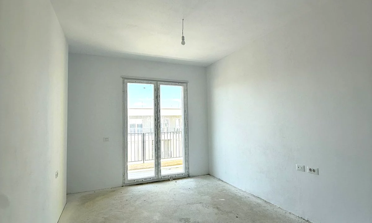 Shtepi ne shitje Apartament ne Tirane, 2+1, Mobilimi Bosh, pa mobiluar, Pagesa 130,800  Euro.