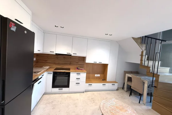 Shtepi me qera Duplex(shtepi me 2 kate) ne Tirane, 1+1, Mobilimi E mobiluar, Pagesa 50,000  Leke.