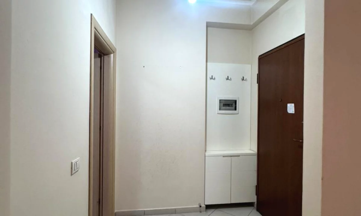 Shtepi ne shitje Apartament ne Tirane, 1+1, Mobilimi Pjeserisht e mobiluar, Pagesa 210,000  Euro.