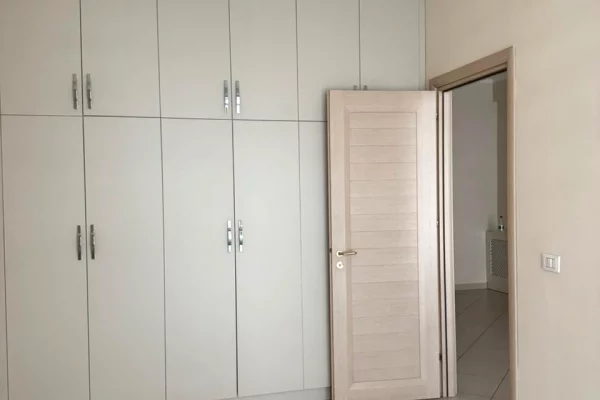 Shtepi ne shitje Apartament ne Tirane, 1+1, Mobilimi Pjeserisht e mobiluar, Pagesa 210,000  Euro.