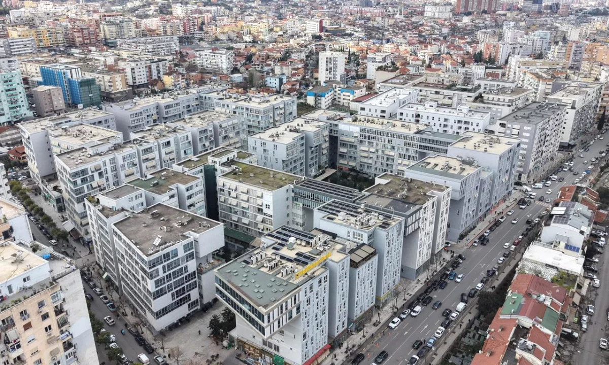 Shtepi ne shitje Apartament ne Tirane, Garsoniere, Mobilimi Bosh, pa mobiluar, Pagesa 160,000  Euro.