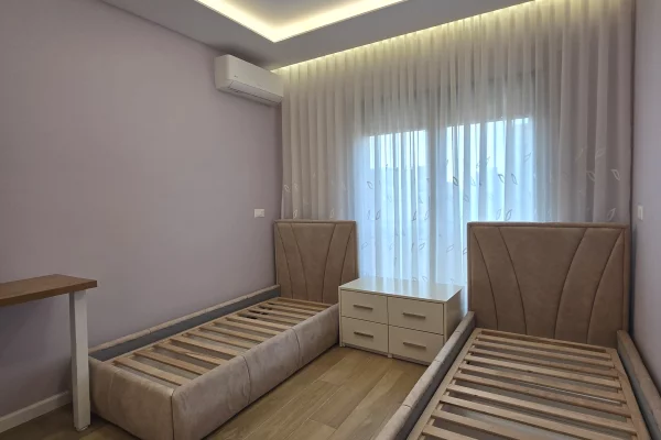 Shtepi me qera Apartament ne Tirane, 2+1, Mobilimi E mobiluar, Pagesa 1,300  Euro.