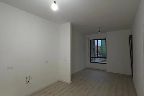 Ambient biznesi me qera 3+1 ne Tirane - 40,000 Leke