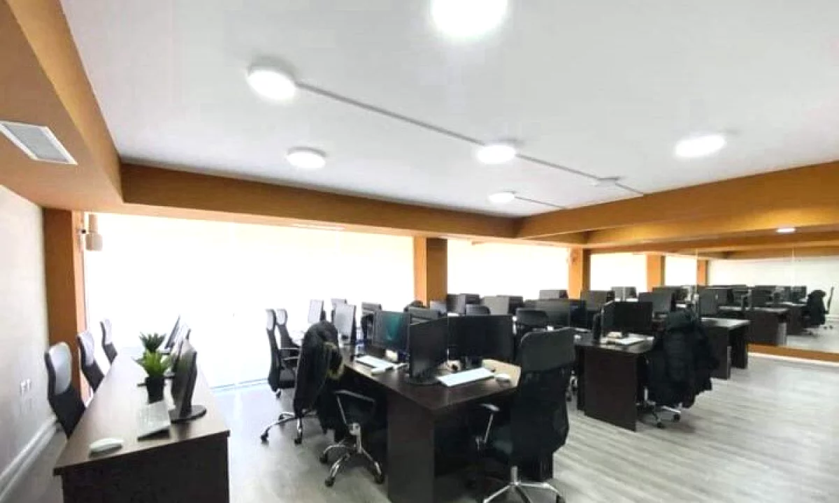 🏢 Ambient me qira – Rr. Sami Frasheri 📍 prane shkolles Petro Nini Luarasi