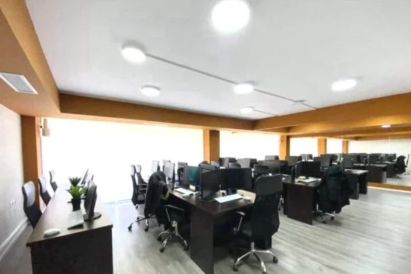 🏢 Ambient me qira – Rr. Sami Frashëri 📍 pranë shkollës Petro Nini Luarasi