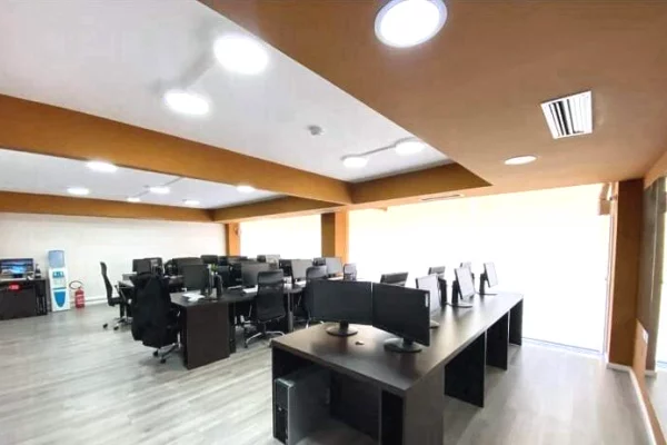 🏢 Ambient me qira – Rr. Sami Frasheri 📍 prane shkolles Petro Nini Luarasi