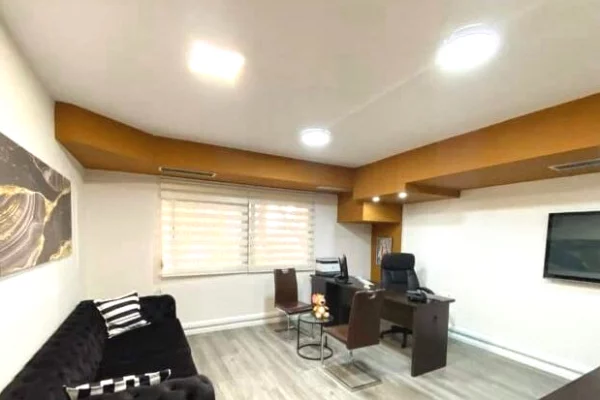 🏢 Ambient me qira – Rr. Sami Frasheri 📍 prane shkolles Petro Nini Luarasi