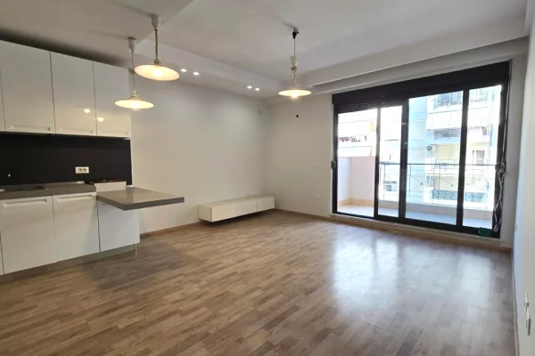 Shtepi ne shitje Apartament ne Tirane, 1+1, Mobilimi Pjeserisht e mobiluar, Pagesa 220,000  Euro.