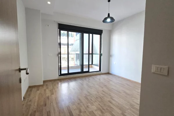 Shtepi ne shitje Apartament ne Tirane, 1+1, Mobilimi Pjeserisht e mobiluar, Pagesa 220,000  Euro.
