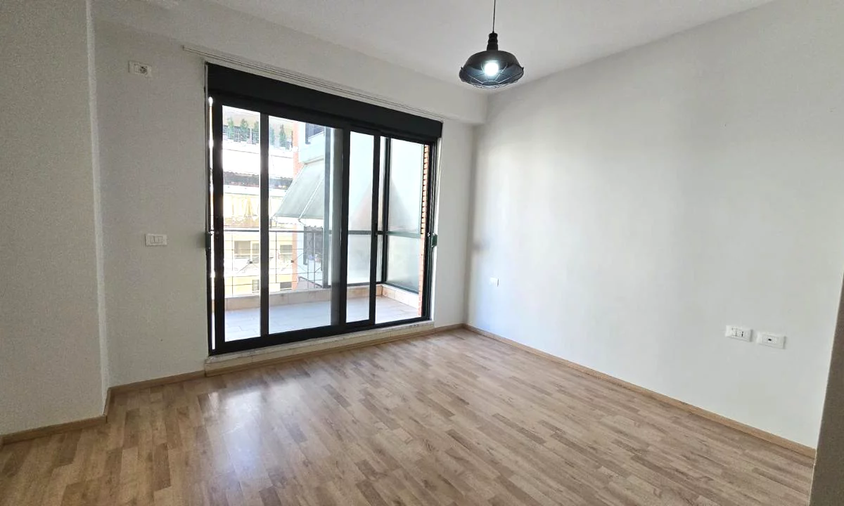 Shtepi ne shitje Apartament ne Tirane, 1+1, Mobilimi Pjeserisht e mobiluar, Pagesa 220,000  Euro.