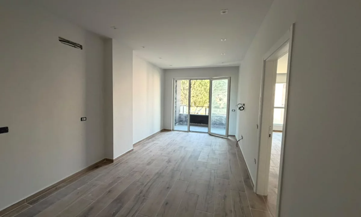 Shtepi ne shitje Apartament ne Durres, 1+1, Mobilimi Bosh, pa mobiluar, Pagesa 140,000  Euro.