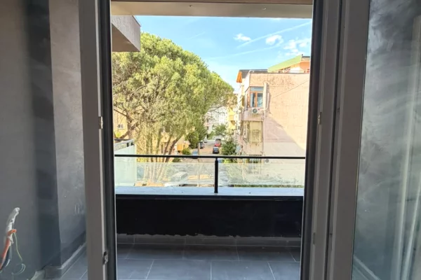 Shtepi ne shitje Apartament ne Durres, 1+1, Mobilimi Bosh, pa mobiluar, Pagesa 140,000  Euro.
