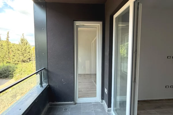 Shtepi ne shitje Apartament ne Durres, 1+1, Mobilimi Bosh, pa mobiluar, Pagesa 140,000  Euro.