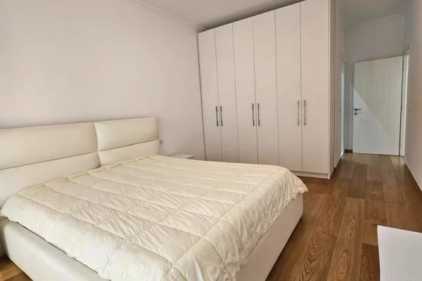 Shtepi me qera Apartament ne Tirane, 2+1, Mobilimi E mobiluar, Pagesa 90,000  Leke.