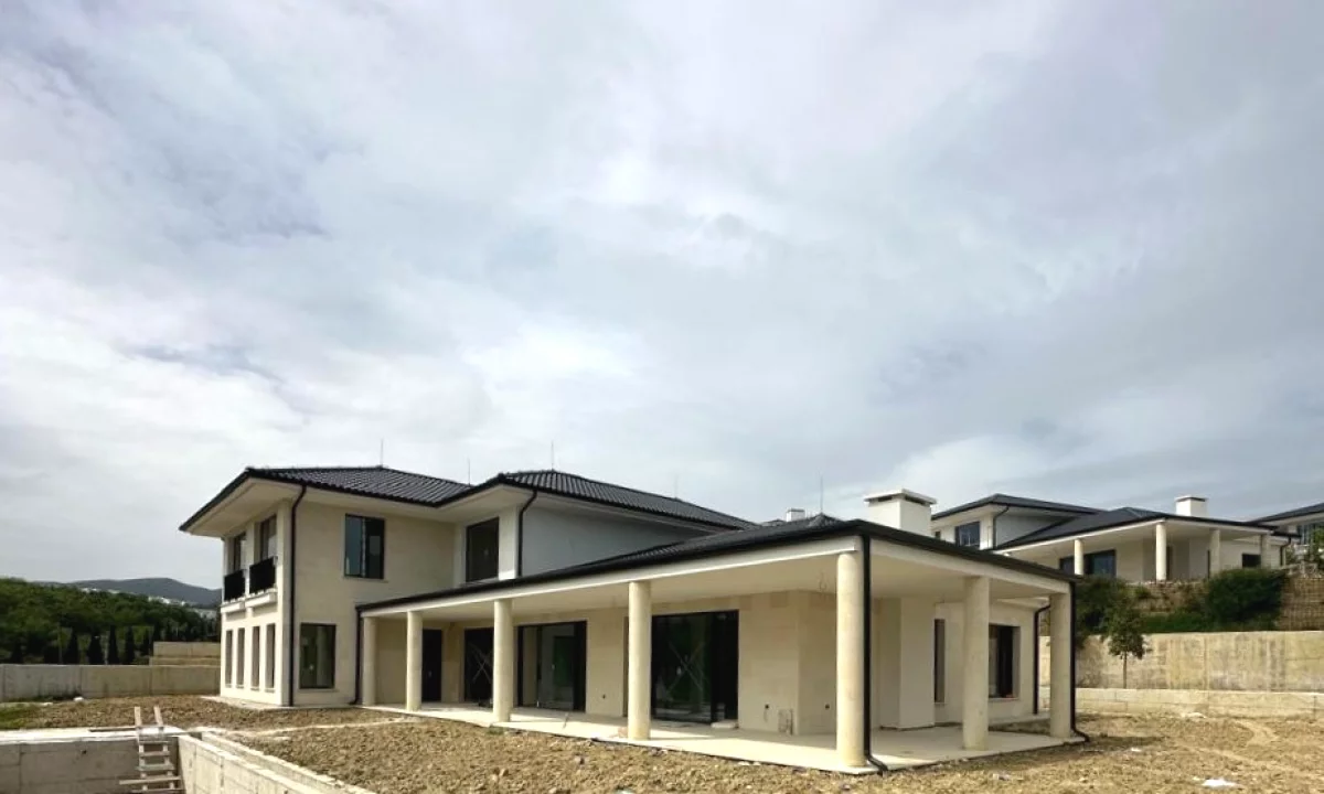 Shtepi ne shitje Vila Luksoze ne Tirane, 6+1, Mobilimi Bosh, pa mobiluar, Pagesa 2,500,000  Euro.