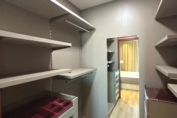 Shtepi ne shitje Apartament ne Tirane, 2+1, Mobilimi E mobiluar, Pagesa 150,000  Leke.