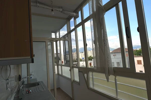 Shtepi me qera Apartament ne Tirane, 1+1, Mobilimi E mobiluar, Pagesa 300  Euro.