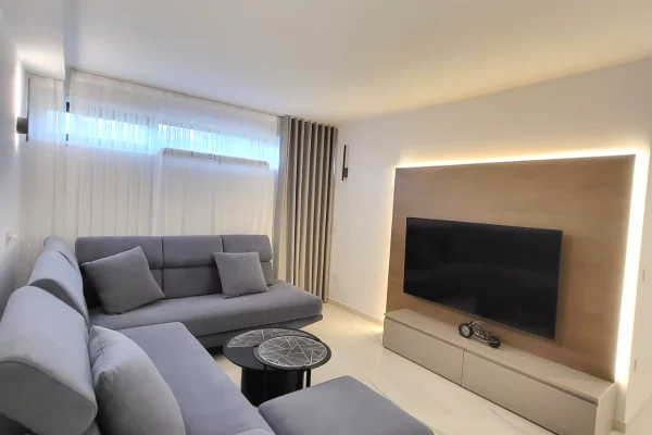 Shtepi ne shitje Vila Luksoze ne Tirane, 4+1, Mobilimi E mobiluar, Pagesa 700,000  Euro.
