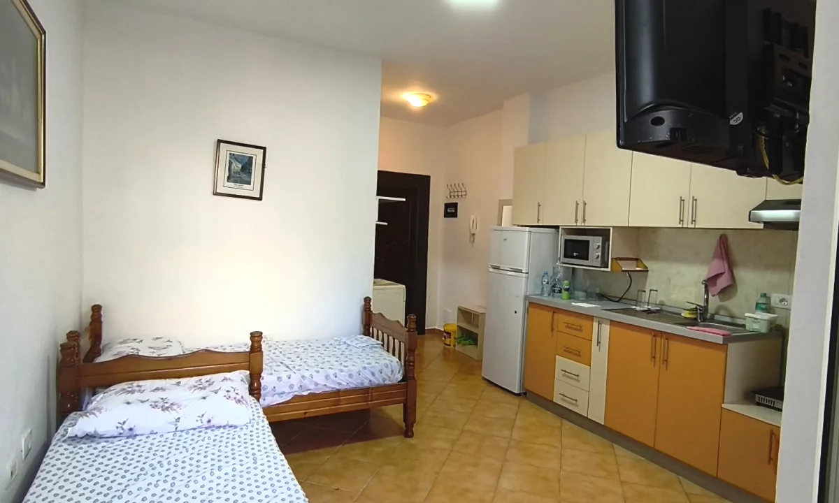 Shtepi ne shitje Apartament ne Durres, Garsoniere, Mobilimi Pjeserisht e mobiluar, Pagesa 50,000  Euro.