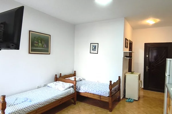 Shtepi ne shitje Apartament ne Durres, Garsoniere, Mobilimi Pjeserisht e mobiluar, Pagesa 50,000  Euro.