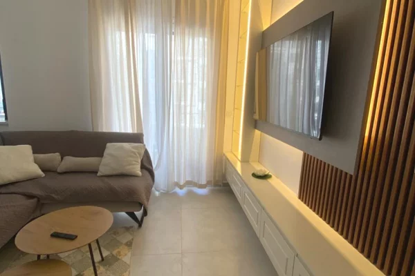 Shtepi me qera Apartament ne Tirane, 2+1, Mobilimi E mobiluar, Pagesa 900  Euro.