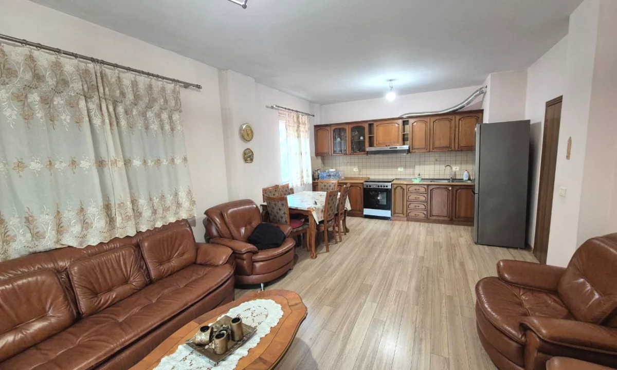 Shtepi me qera Apartament ne Tirane, 2+1, Mobilimi E mobiluar, Pagesa 50,000  Leke.