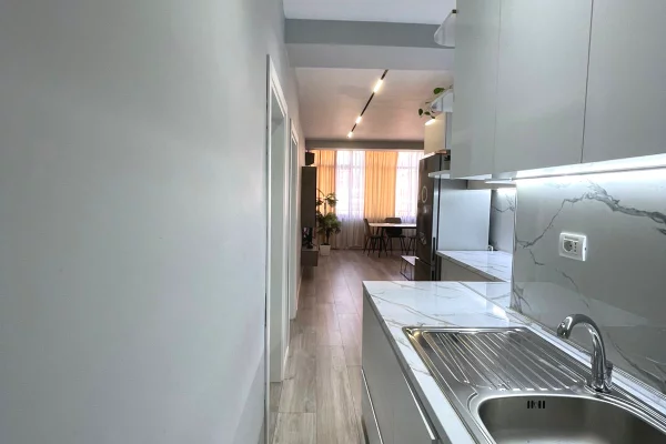 Shtepi me qera Apartament ne Tirane, 2+1, Mobilimi E mobiluar, Pagesa 85,000  Leke.