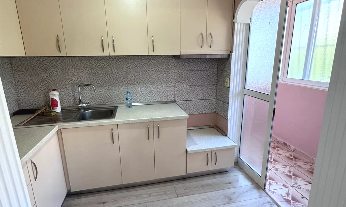 Shtepi ne shitje Apartament ne Tirane, 1+1, Mobilimi Pjeserisht e mobiluar, Pagesa 115,000  Euro.