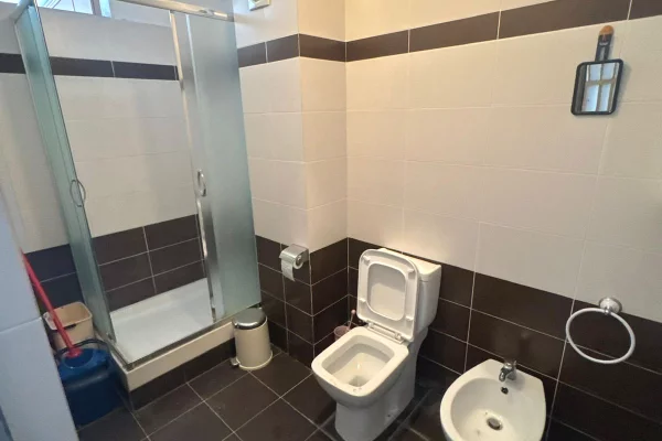 Shtepi ne shitje Apartament ne Tirane, 2+1, Mobilimi Pjeserisht e mobiluar, Pagesa 145,000  Euro.