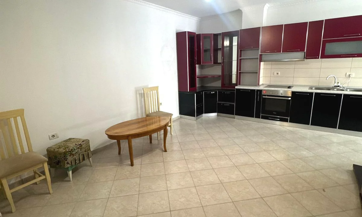 Shtepi ne shitje Apartament ne Tirane, 2+1, Mobilimi Pjeserisht e mobiluar, Pagesa 145,000  Euro.