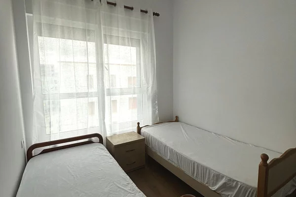 Shtepi me qera Apartament ne Tirane, 2+1, Mobilimi E mobiluar, Pagesa 50,000  Leke.