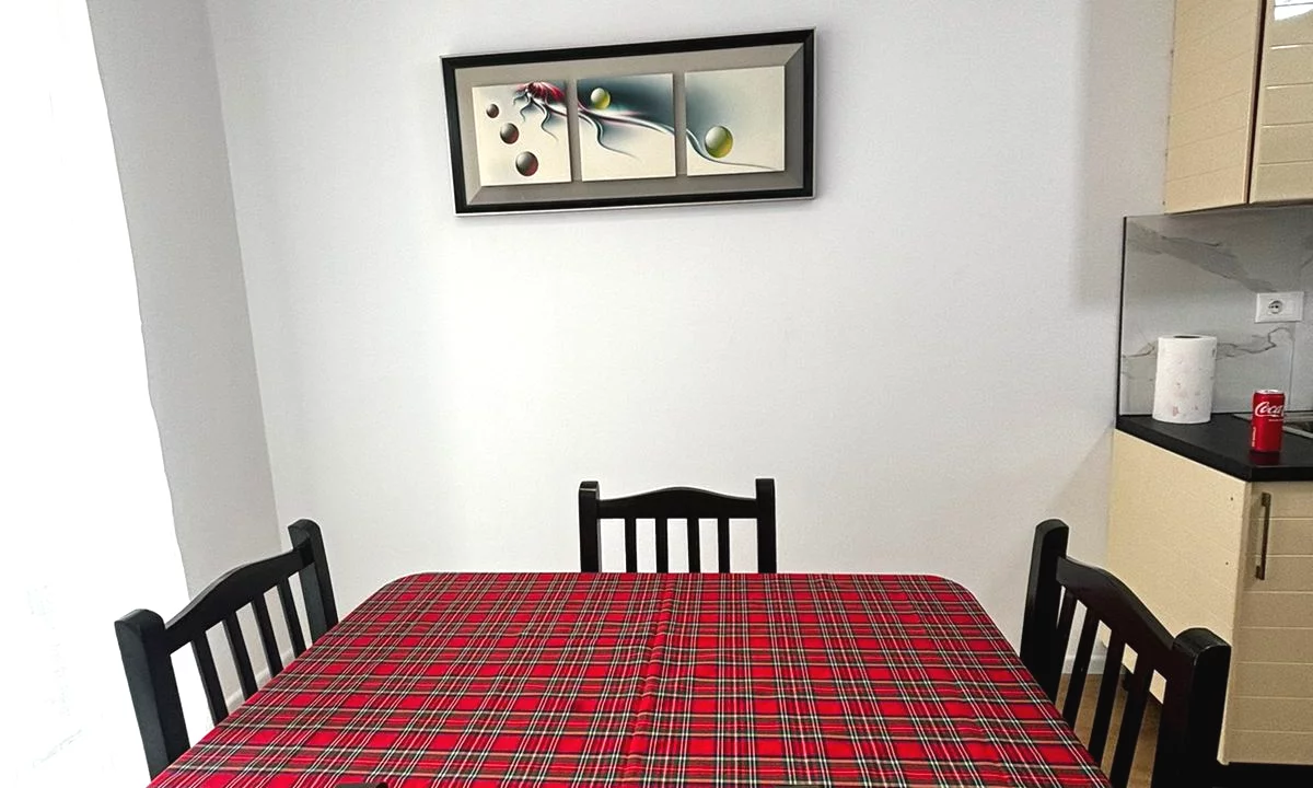 Shtepi me qera Apartament ne Tirane, 2+1, Mobilimi E mobiluar, Pagesa 50,000  Leke.