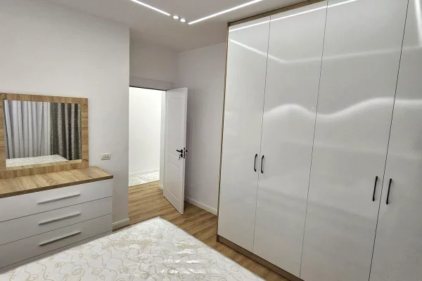 Shtepi ne shitje Apartament ne Tirane, 2+1, Mobilimi E mobiluar, Pagesa 158,000  Euro.