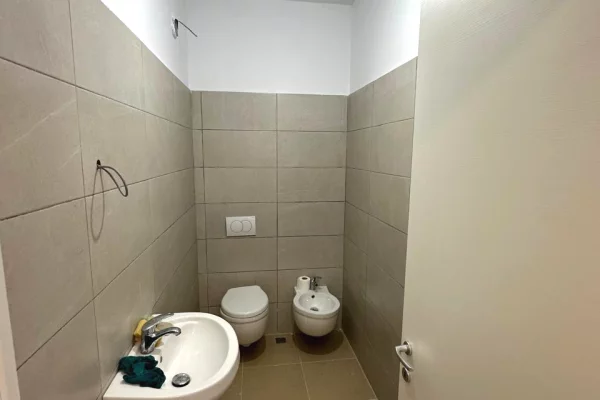 Shtepi me qera Apartament ne Tirane, 2+1, Mobilimi Bosh, pa mobiluar, Pagesa 60,000  Leke.
