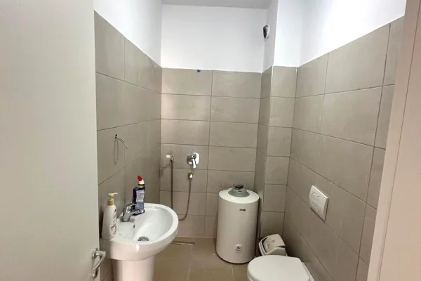 Shtepi me qera Apartament ne Tirane, 2+1, Mobilimi Bosh, pa mobiluar, Pagesa 60,000  Leke.