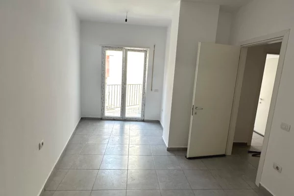 Shtepi me qera Apartament ne Tirane, 2+1, Mobilimi Bosh, pa mobiluar, Pagesa 60,000  Leke.