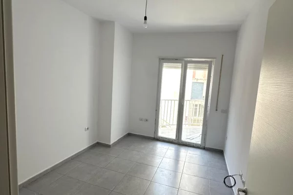 Shtepi me qera Apartament ne Tirane, 2+1, Mobilimi Bosh, pa mobiluar, Pagesa 60,000  Leke.