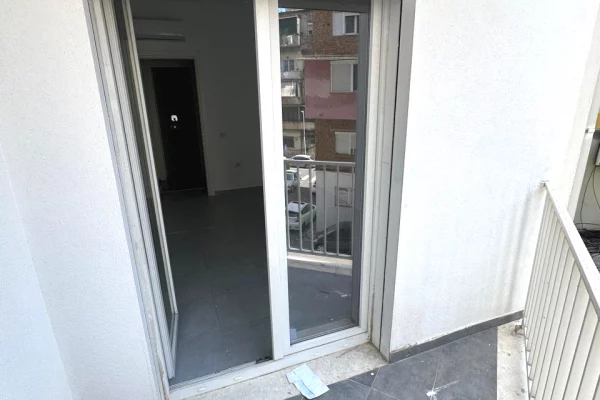 Shtepi me qera Apartament ne Tirane, 2+1, Mobilimi Bosh, pa mobiluar, Pagesa 60,000  Leke.